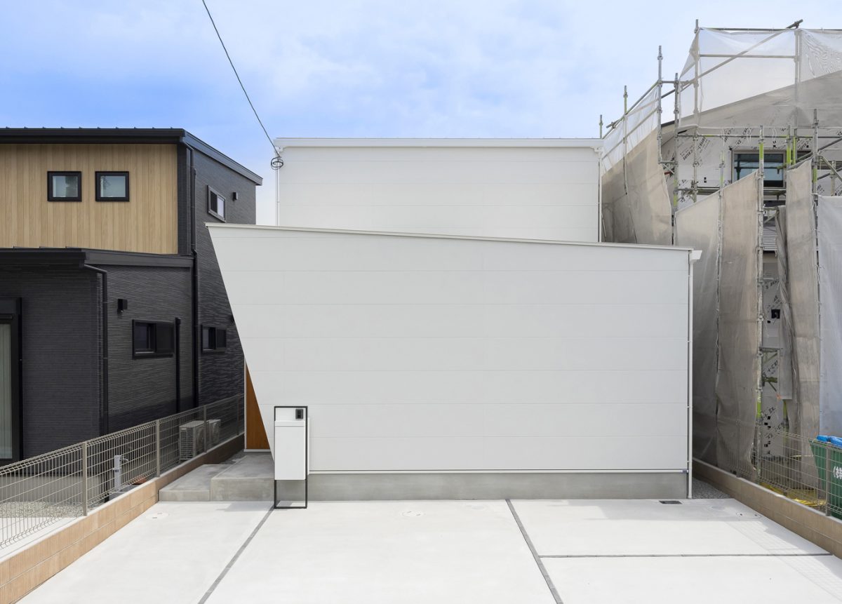 姫路市/2WAY玄関と中庭で回遊する、光とプライバシーを両立した住まい